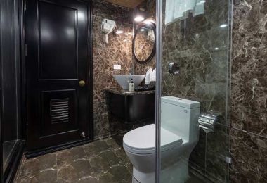 Margaret Cruise Family Connecting Bathroom